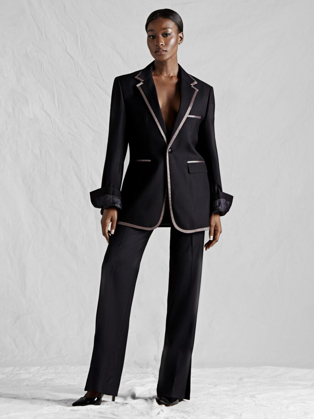 BLACK DETAILED SUIT