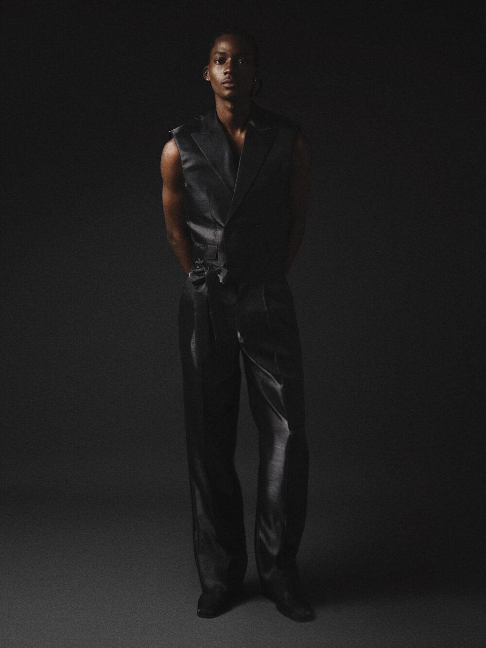 SLEEVELESS LIQUID SILK SUIT