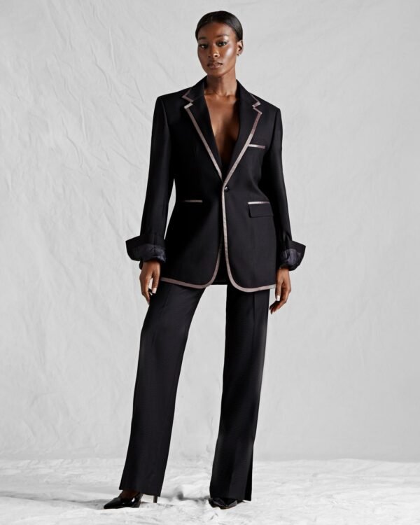 BLACK DETAILED SUIT