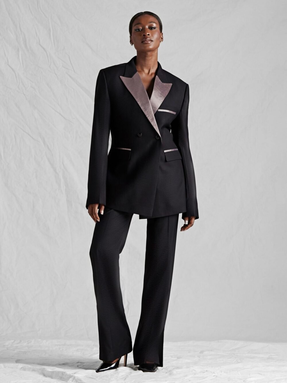 BLACK DETAILED SUIT